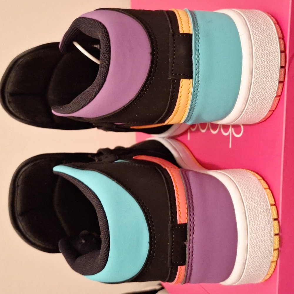 Sneakers - Picture 3 of 4